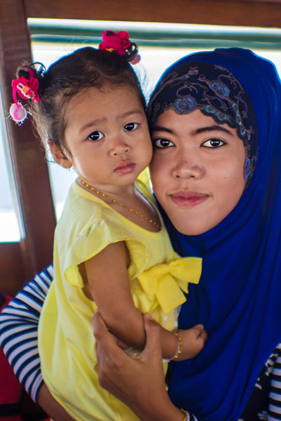 Moslimská žena s dcérkou na loďke smerujúcej na ostrov Koh Yao Yai