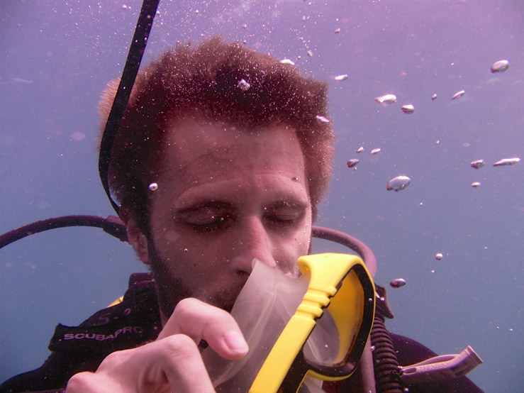 Jedným z cvičení potápačského kurzu PADI je dýchanie pod vodou bez masky a jej opätovné nasadenie